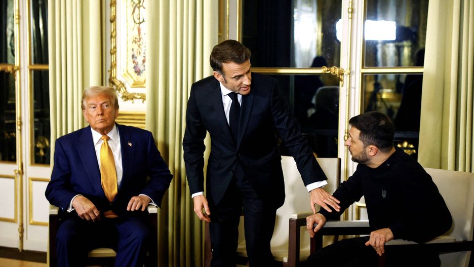 French President Macron receives US President-elect Trump at the Elysee
epa11762539 French President Emmanuel Macron (C), US President-elect Donald Trump (L) and Ukrainian President Volodymyr Zelensky attend a trilateral meeting at the Elysee Palace, as part of ceremonies mark the reopening of the Notre Dame de Paris cathedral, in Paris, France, 07 December 2024. The Notre Dame de Paris Cathedral reopens on 07 December after nearly six years of renovation work following its destruction by a fire on 15 April 2019.  EPA/SARAH MEYSSONNIER / POOL  MAXPPP OUT 
Dostawca: PAP/EPA.
SARAH MEYSSONNIER / POOL
presidents, Elysee, meeting