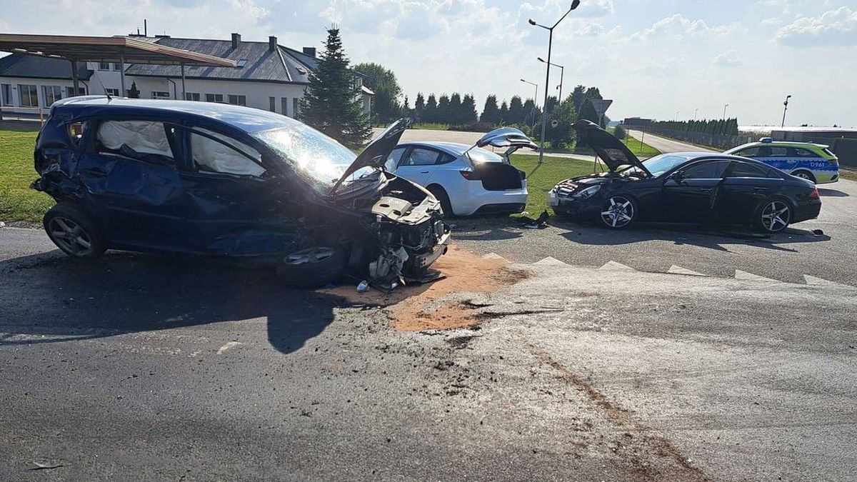 Wypadek z udziałem tesli, chryslera, toyoty i mercedesa