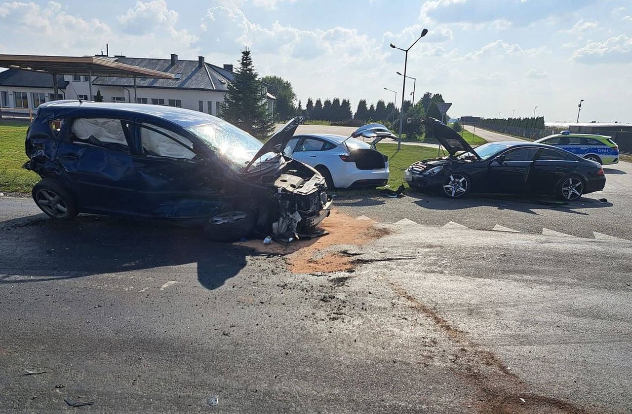 Wypadek z udziałem tesli, chryslera, toyoty i mercedesa