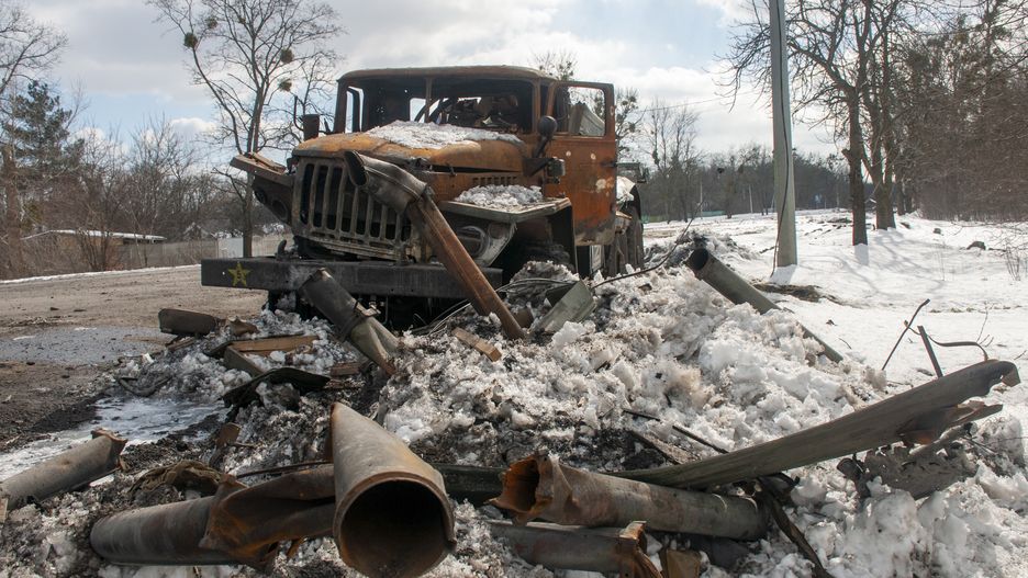  epa09829024 Debris of damaged Russian military car is seen in Kharkiv, Ukraine, 16 March 2022. The city of Kharkiv, Ukraine's second largest, has witnessed repeated air strikes from Russian forces. Russian troops entered Ukraine on 24 February prompting the country's president to declare martial law and triggering a series of announcements by Western countries to impose severe economic sanctions on Russia.  EPA/VASILIY ZHLOBSKY Dostawca: PAP/EPA.