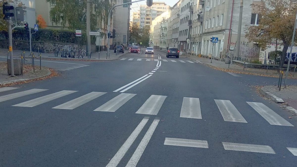 Uczestnicy ruchu drogowego przecierają oczy ze zdumienia. Po malowaniu ulica zaczęła się "rozjeżdżać" 