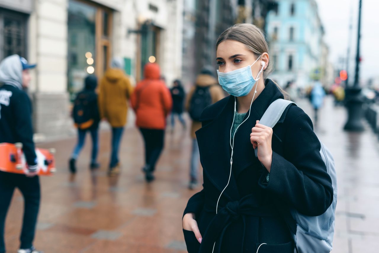 Maseczki zostaną na wiele lat? Izrael ostrzega przed piątą falą