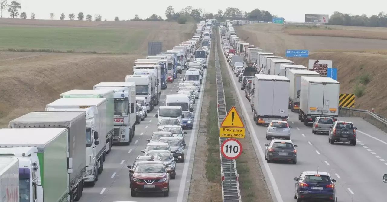 Korek na dolnośląskim odcinku autostrady A4. Sznur aut stoi na trasie z Legnicy do Wrocławia. Jeden pas zablokowany