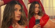 Hailey Bieber wygina się przed lustrem w czerwonej, koronkowej bieliźnie. Hot? (FOTO)