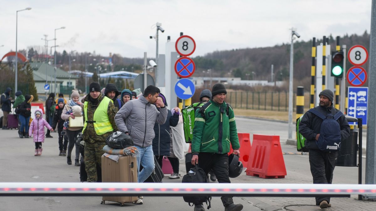 Sytuacja na przej?ciach granicznych polsko-ukrai?skich
Fot. Krzysztof Radzki/East News, Hrebenne. 27.02.2022. Inwazja rosyjska na Ukraine. Sytuacja na przejsciu granicznym w Hrebennem. Mieszkancy Ukrainy uciekaja do Polski z ogarnietego wojna kraju.
Krzysztof Radzki