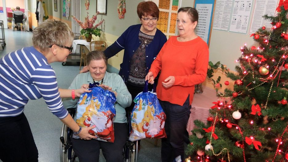 Fundacja opublikowała na stronie listy, które napisały osoby starsze oraz niepełnosprawne z placówek opieki długoterminowej. Wystarczy wybrać jeden z nich i czekać na e-mail od fundacji, która przeprowadzi cię przez kolejne kroki.