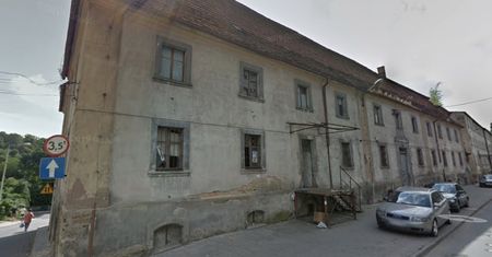 Kłodzko. O krok od tragedii. Tynk spadł na samochód