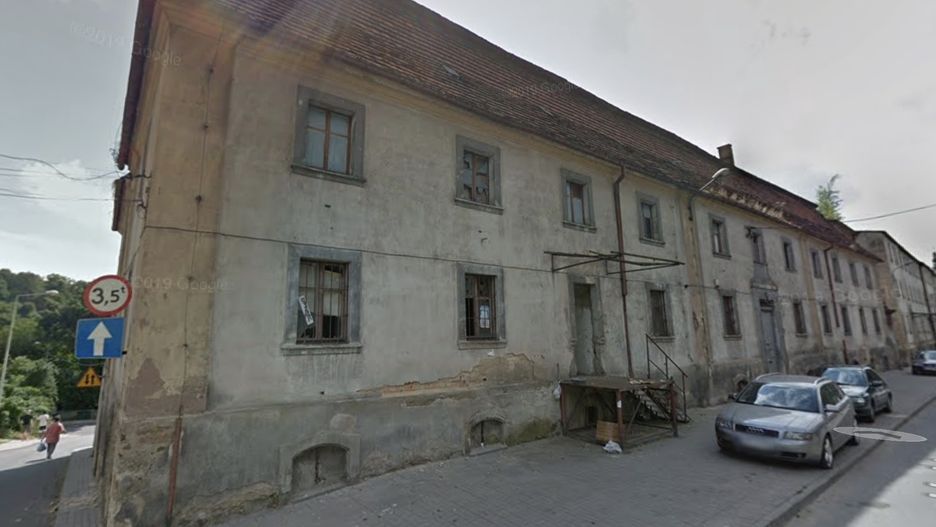 Kłodzko. O krok od tragedii. Tynk spadł na samochód