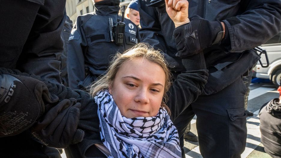 Greta Thunberg podczas protestu w Brukseli
Mandatory Credit: Photo by Wiktor Dabkowski/ZUMA Press Wire/Shutterstock (14760236j)
Activists, including Swedish activist Greta Thunberg, block street at the center of the city during a civil disobedience action in Brussels, Belgium on 05/10/2024 The protest, organized by United for Climate Justice, called for an immediate end to EU fossil fuel subsidies. Demonstrators demanded urgent government action on climate change, highlighting the impact of continued fossil fuel use on the environment and vulnerable communities. All activists including Thunberg were arrested by Wiktor Dabkowski
Swedish activist Greta Thunberg is arrested during protest in Brussels, Bxl, Belgium - 05 Oct 2024
Wiktor Dabkowski/ZUMA Press Wire