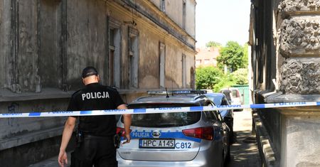 Strażacy wyważyli drzwi. Pijani rodzice zabarykadowali się z dziećmi