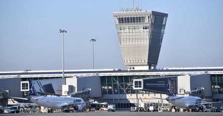 Kapitan samolotu uniemożliwił deportację Irakijczyka? Straż Graniczna wyjaśnia