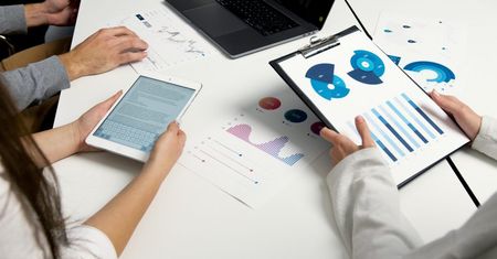 Nie zgaduj, analizuj: Jak zrozumieć dane z kampanii online i poprawić wyniki?
