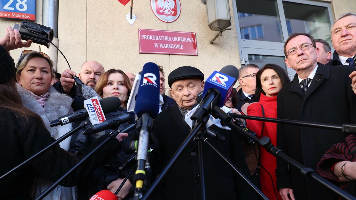 Lider PiS przed mikrofonami Republiki, obok Mariusz Kamiński