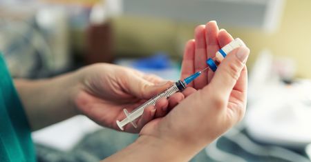Nie tylko Janda. Zaszczepionych poza kolejką było więcej