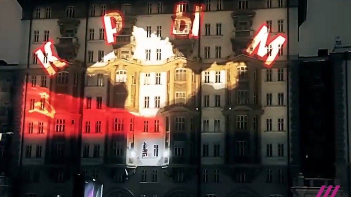 Kontrowersyjny mapping na budynku ambasady USA w Moskwie  