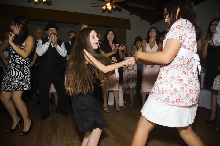 Co dzieci robią na weselu, gdy dorośli nie patrzą? Kamerzysta pokazał najmłodszych w akcji