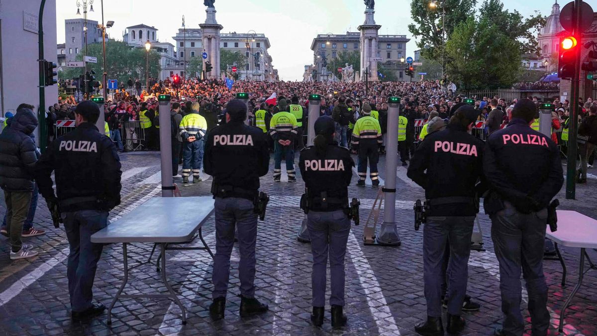 Temporary
TOPSHOT - Police officers stand guard as people queue on the street ahead of late Pope Francis' funeral near the Vatican, in Rome on April 26, 2025. Pope Francis, champion of the poor and the Church's first Latin American leader, will be honoured April 26 with a funeral attended by world leaders and tens of thousands of Catholic faithful. The Argentine pontiff, who died on April 21, 2025, aged 88, sought to create a more open-minded Church during his 12-year papacy, and many emotional tributes have been made -- with 250,000 people paying respects at his coffin in St Peter's Basilica. (Photo by Dimitar DILKOFF / AFP)
DIMITAR DILKOFF