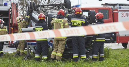 Karetka zderzyła się z peugeotem. Kierowca ambulansu zignorował czerwone światło