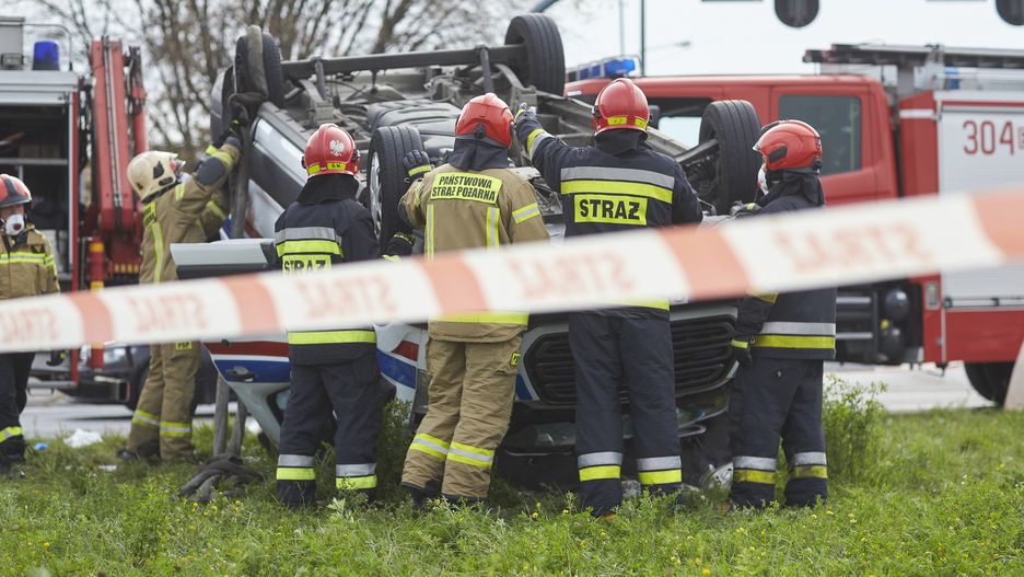 Karetka zderzyła się z peugeotem. Kierowca ambulansu zignorował czerwone światło. Zdjęcie ilustracyjne
