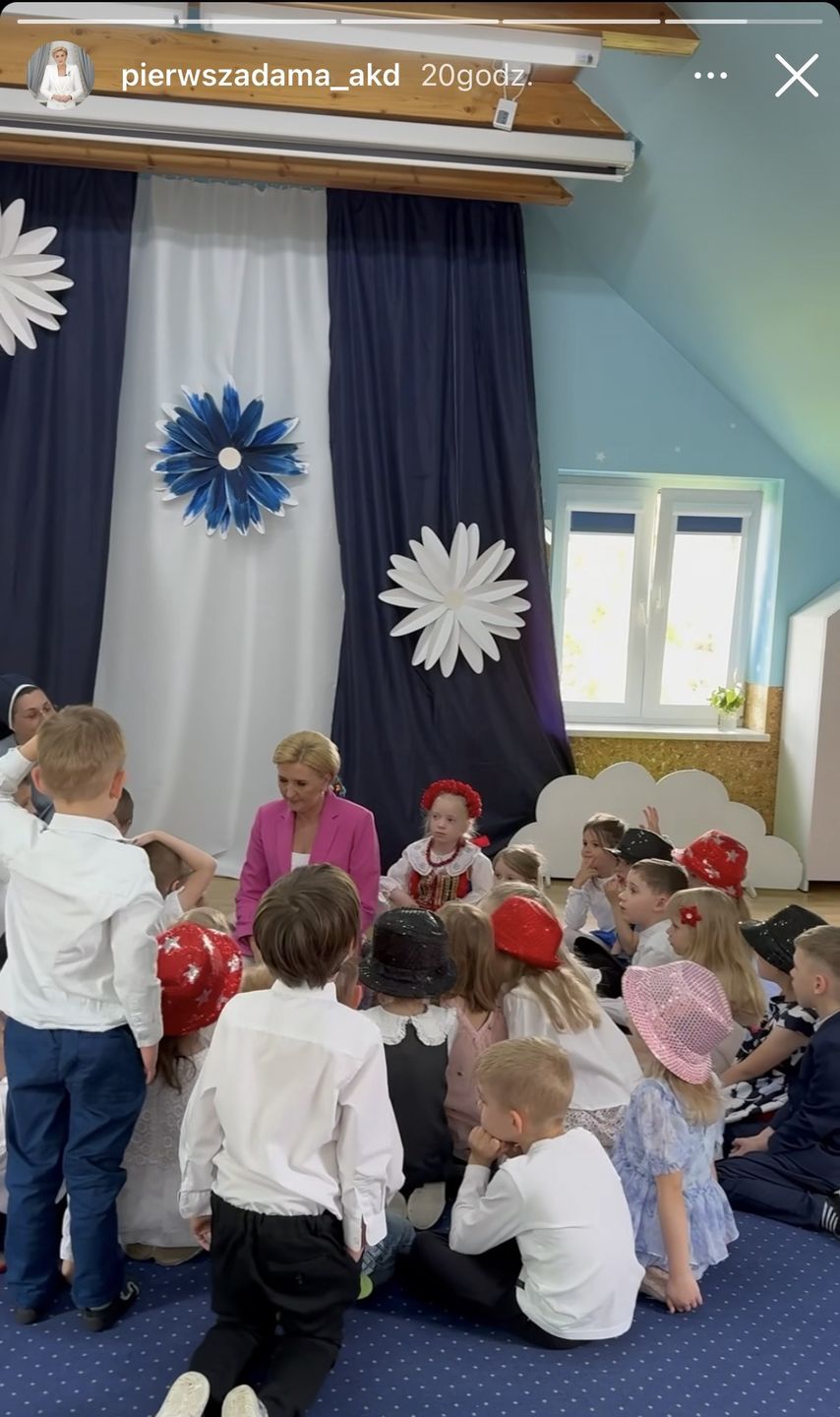 Pierwsza dama w różowej marynarce. Tak ubrała się na spotkanie z przedszkolakami w Krakowie