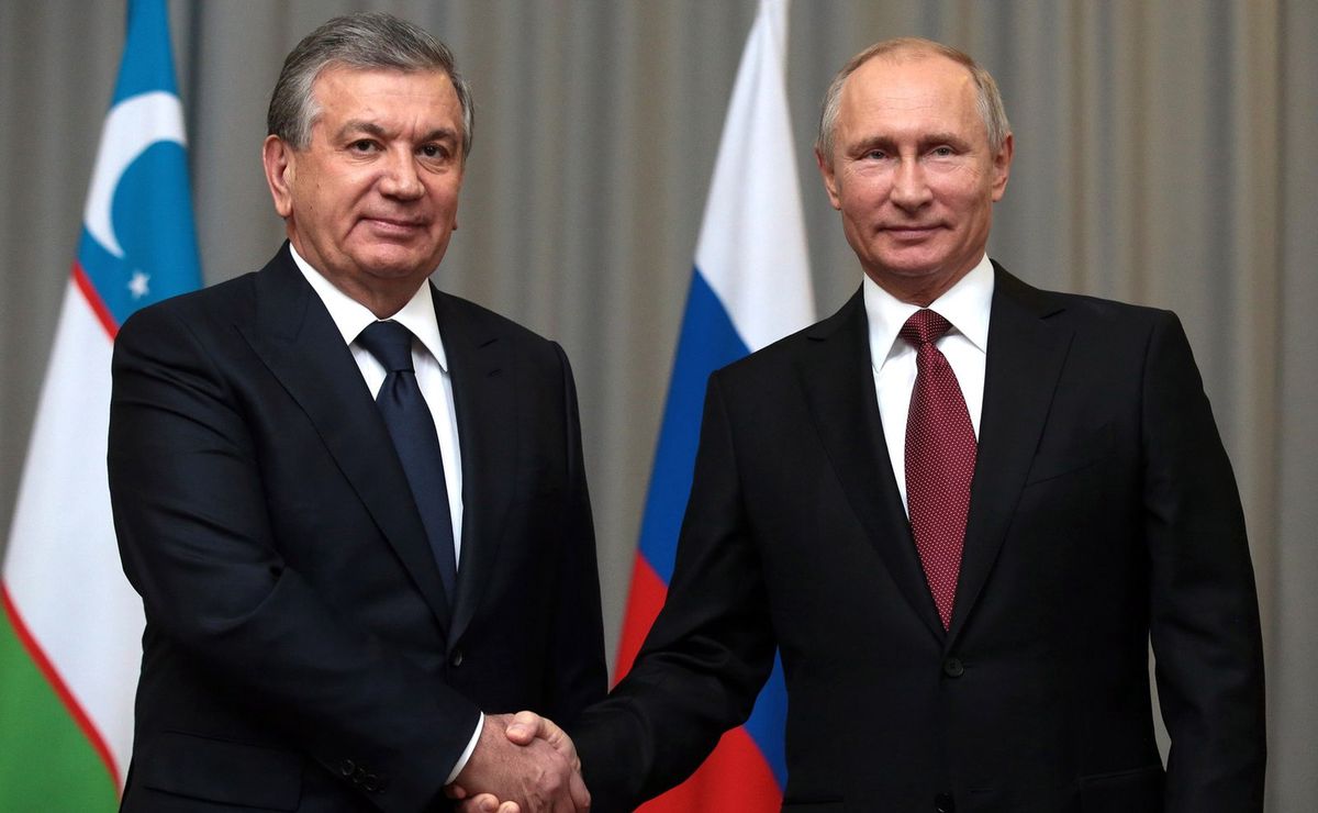 Prezydent Uzbekistanu Szawkat Mirzijojew i prezydent Rosji Władimir Putin mogą, mimo wojny w Ukrainie, kontynuować zacieśnianie więzów politycznych i gospodarczych 