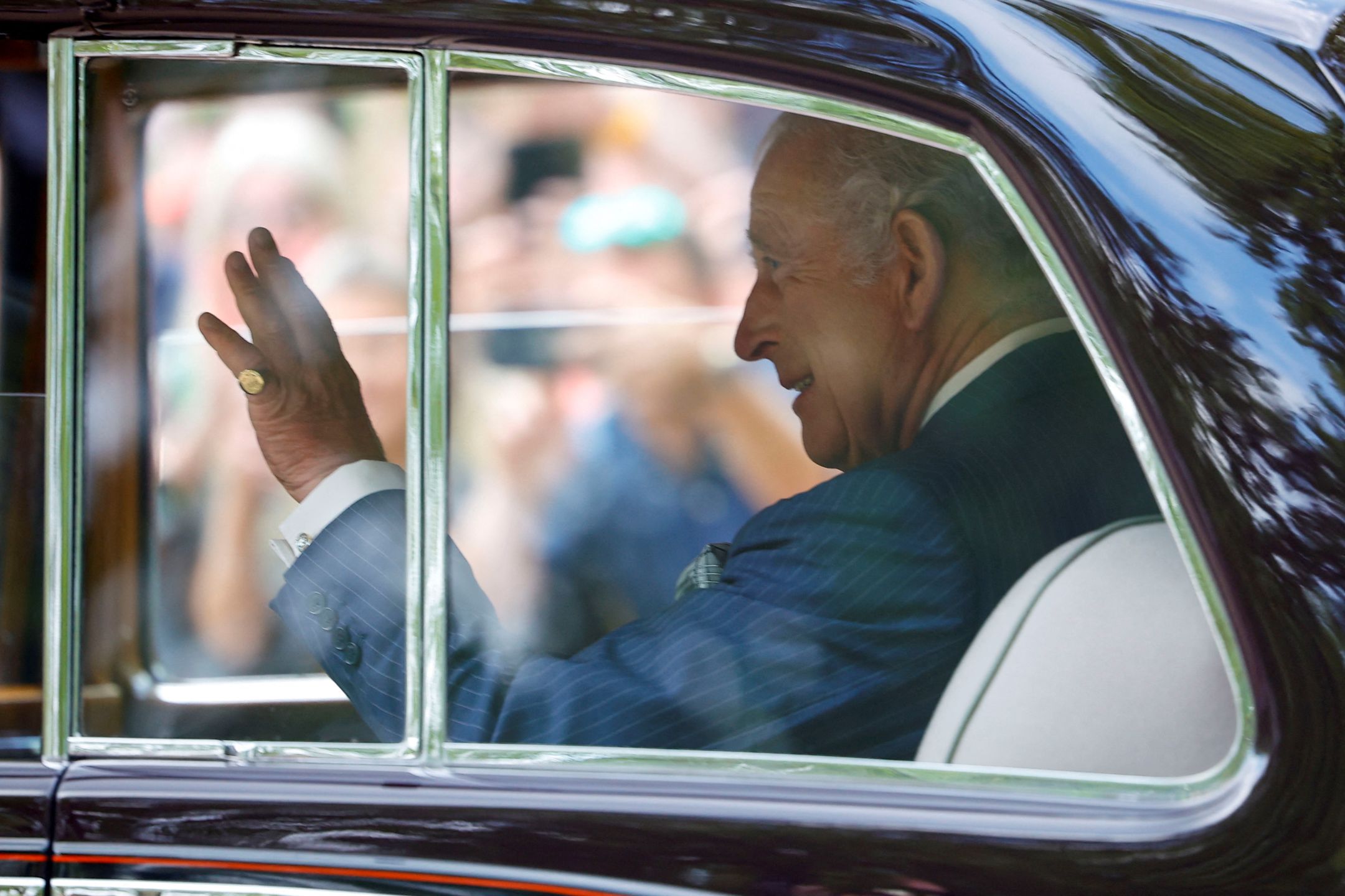 Król Karol III witany przed Pałacem Buckingham przez tłumy poddanych 