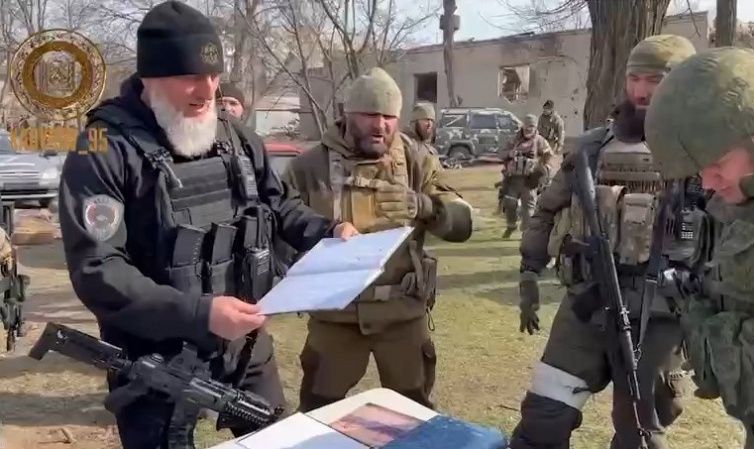 Adam Delimchanow w czarnym mundurze, nagranie z akcji zdobywania miasta Mariupol