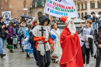 Kraków: Uczniowie w barwnych strojach oddali hołd patronom szkół