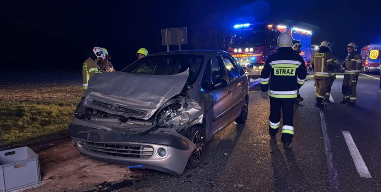 Całkowicie zablokowana droga krajowa nr 9. Osobówka zderzyła się z ciągnikiem