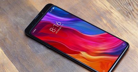 Xiaomi Mi Mix 3 na zdjęciu - wielu osobom powinien się spodobać