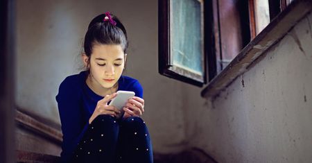 14-latek dostał SMS-a od koleżanki. Od razu powiadomił policję
