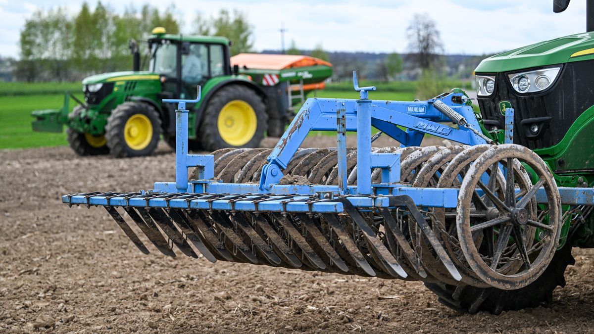 wiosenne prace na polu
Rokietnica, 06.04.2024. Wiosenne prace na polu w okolicy Rokietnicy, 6 bm. Rolnicy siej� zbo�a, a tak�e wykonuj� zabiegi agrotechniczne. (ad) PAP/Darek Delmanowicz
Darek Delmanowicz
agrotechniczne, ci�gnik, na roli, polu, praca, prace, rolnictwo, rolnik, uprawa, w polu, wiosenne, zabiegi, Podkarpacie, pole uprawne, prace polowe, wiosna, traktor