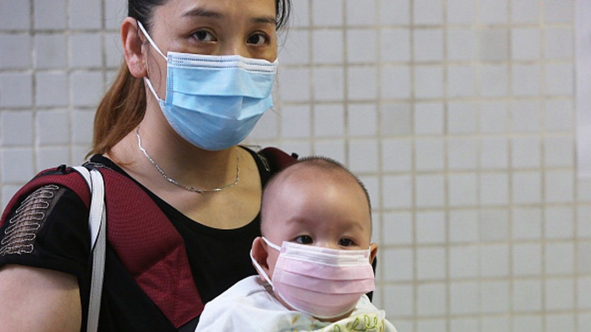 Matki chore na COVID-19 mogą urodzić dziecko zarażone koronawirusem