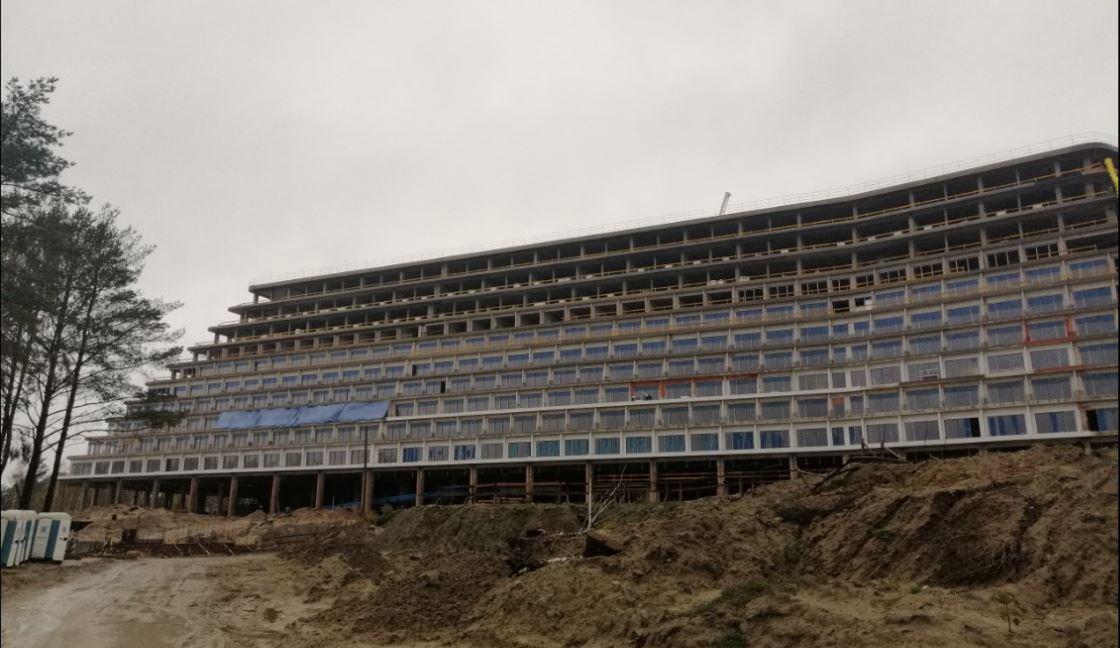 Hotel w Pobierowie jest paskudny, ale mnie nie oburza. Od masowej turystyki nie uciekniemy (Opinia)