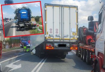 200 litrów oleju napędowego wyciekło z ciężarówki. Droga krajowa nr 2 zablokowana