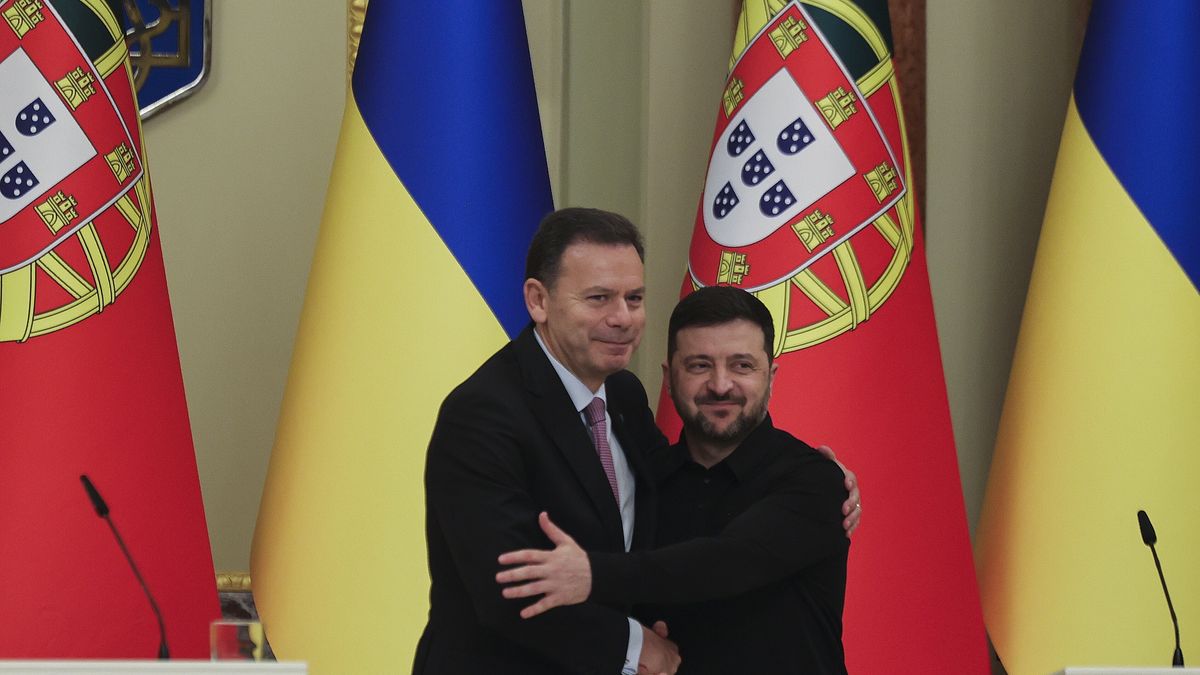 epaselect epa12604790 Portuguese Prime Minister Luis Montenegro (L) and Ukrainian President Volodymyr Zelensky (R) shake hands during a joint press conference after their meeting in Kiev, Ukraine, 20 December 2025. Montenegro is on a one-day visit to Ukraine, which includes a meeting with President Volodymyr Zelensky. EPA/MANUEL DE ALMEIDA Dostawca: PAP/EPA.