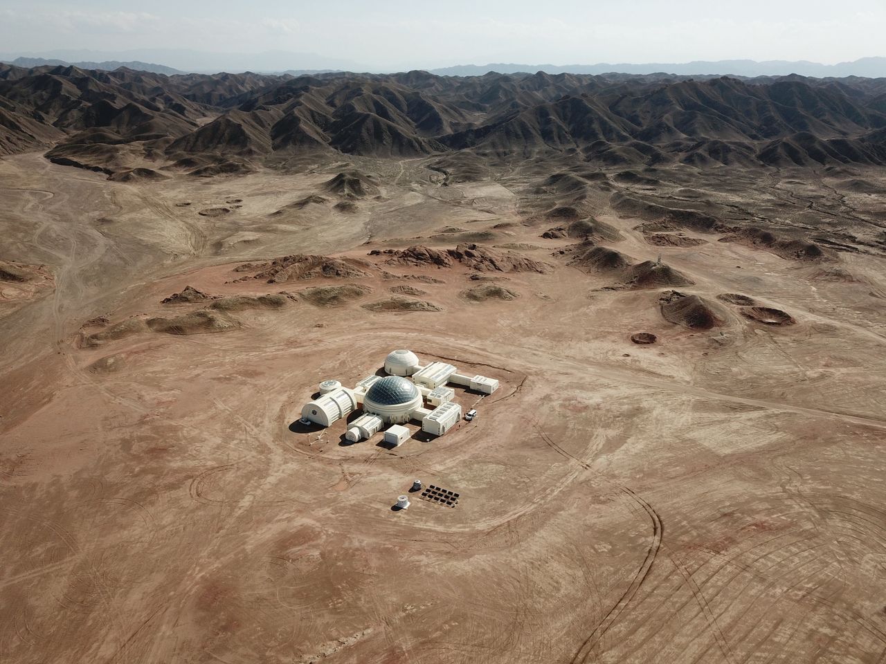 Naukowcy chcą budować kolonie na Marsie z betony zawierającego w sobie krew i mocz. Zdjęcie przedstawia projekt bazy na pustyni Gobi, która ma symulować warunki na Marsie. 