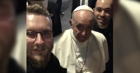 Selfie z papieżem. Studenci zaskoczyli Franciszka w trakcie pielgrzymki do Grecji
