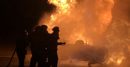 Warszawa. I po markecie. Budynek do rozbiórki po nocnym pożarze