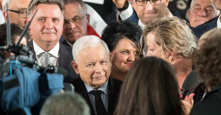 "Astronomiczne pieniądze". Ujawniają 1300 osób na liście "płac PiS"