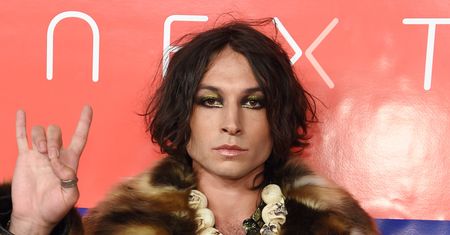Ezra Miller od lat jest agresywny wobec kobiet. Sąd ma związane ręce