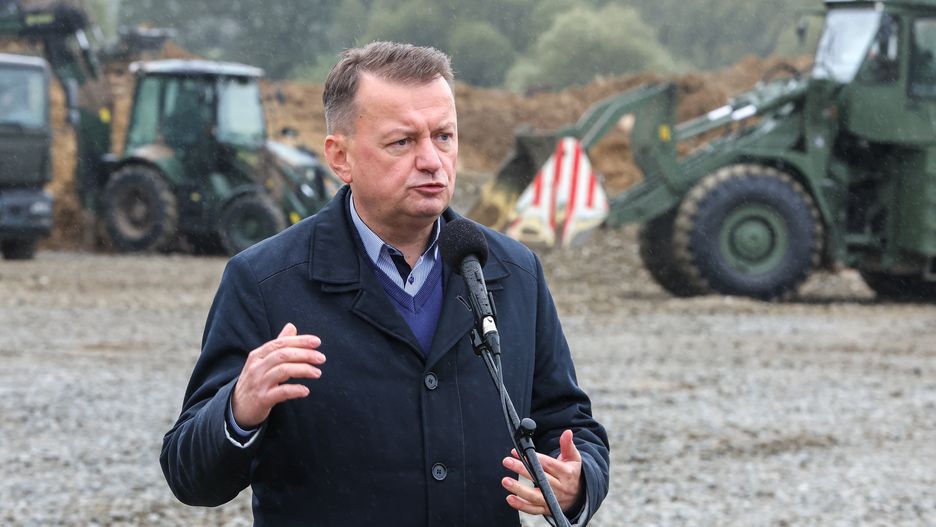 Wojnarowa, 09.10.2023. Minister obrony narodowej Mariusz Błaszczak podczas wypowiedzi dla mediów na terenie kompleksu wojskowego Wojnarowa, 9 bm. Szef resortu obrony podjął decyzję o sformowaniu 21. Lekkiego Batalionu Górskiego, podporządkowanego 21. Brygadzie Strzelców Podhalańskich. (amb) PAP/Grzegorz Momot