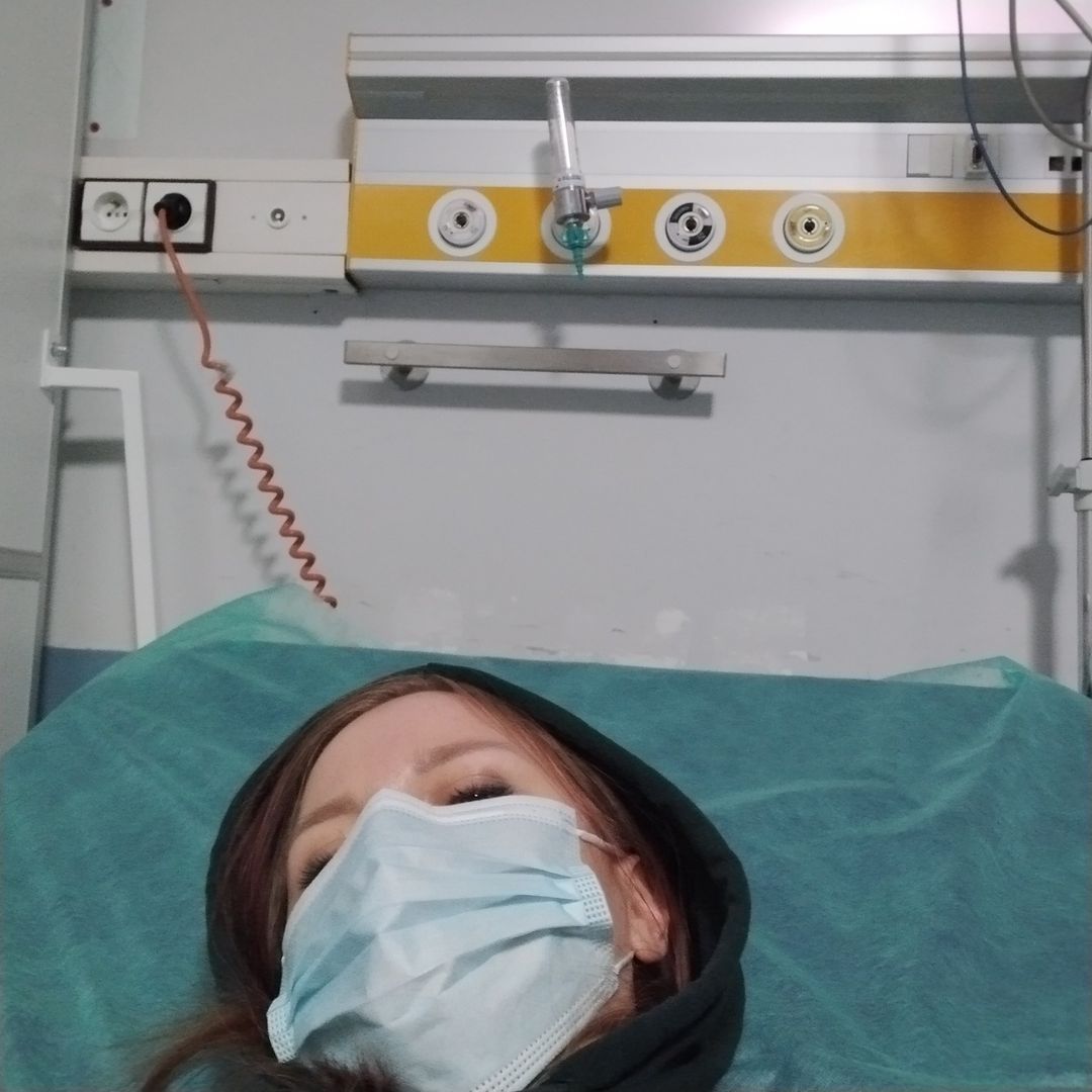 Dorota Masłowska na zdjęciu ze szpitala