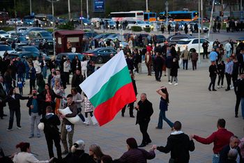 Ósme wybory w pięć lat. Bułgarzy idą do urn. "Trzy bieguny"