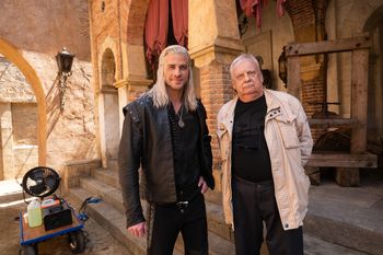 Liam Hemsworth i twórca "Wiedźmina" razem na planie hitu Netfliksa