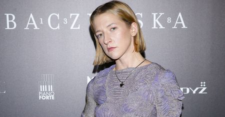 Lara Gessler wygina się przy bramie w samym body. "Prowokacja"