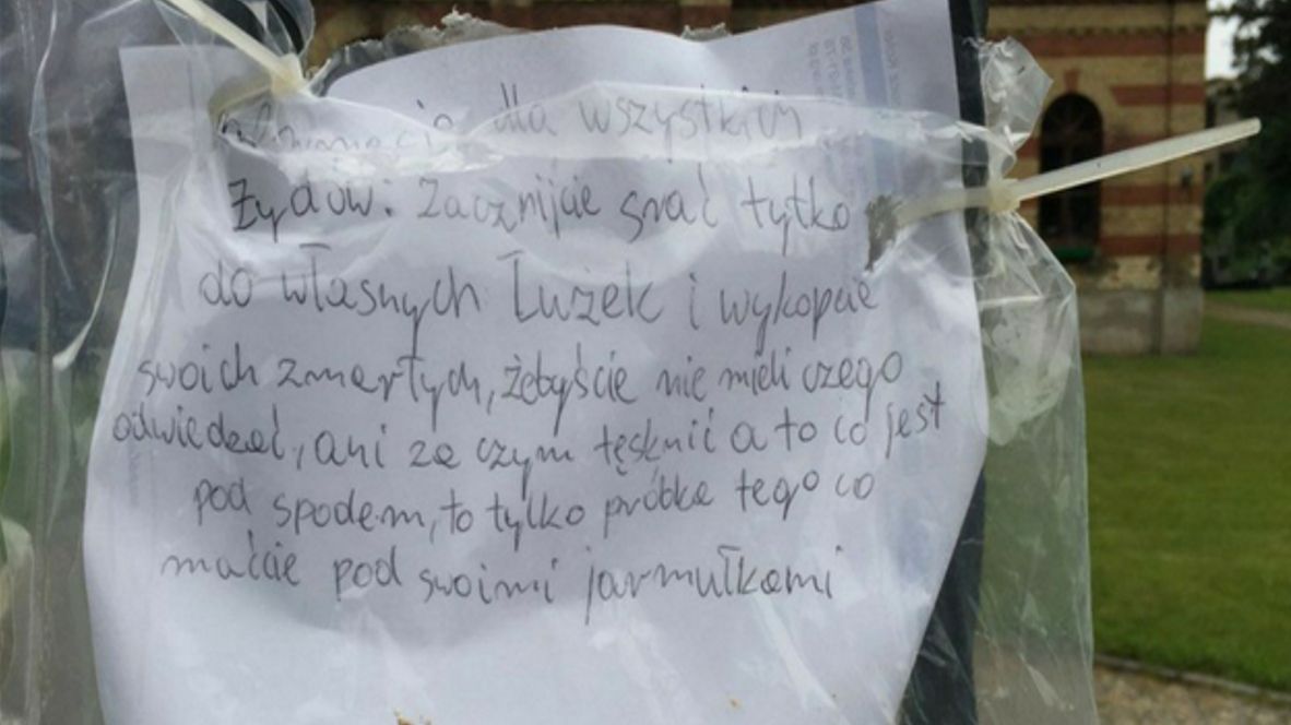 List powieszony na bramie cmentarza żydowskiego w Bielsku-Białej