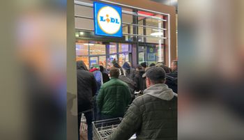 Szturm na Lidla. "Kolejka już przed 6:00". Wszystko nagrali