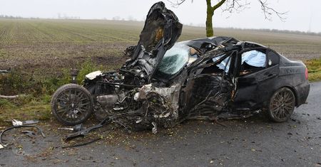 BMW rozerwane na części po uderzeniu w drzewa. 18-latek w szpitalu