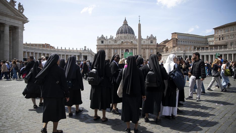 Pope Francis dies at the age of 88
epa12044385 Nuns in St. Peter's Square following the death of Pope Francis, Vatican City, 21 April 2025. Pope Francis died on 21 April 2025 at the age of 88, according to the Holy See. Born Jorge Mario Bergoglio in Buenos Aires, Argentina, on 17 December 1936, he was appointed leader of the Catholic Church on 13 March 2013, succeeding Pontiff Emeritus Benedict XVI.  EPA/ANGELO CARCONI 
Dostawca: PAP/EPA.
ANGELO CARCONI
pope francis, pontiff, Catholic church, Catholicism, Christianity, religion, belief, faith, roman catholic